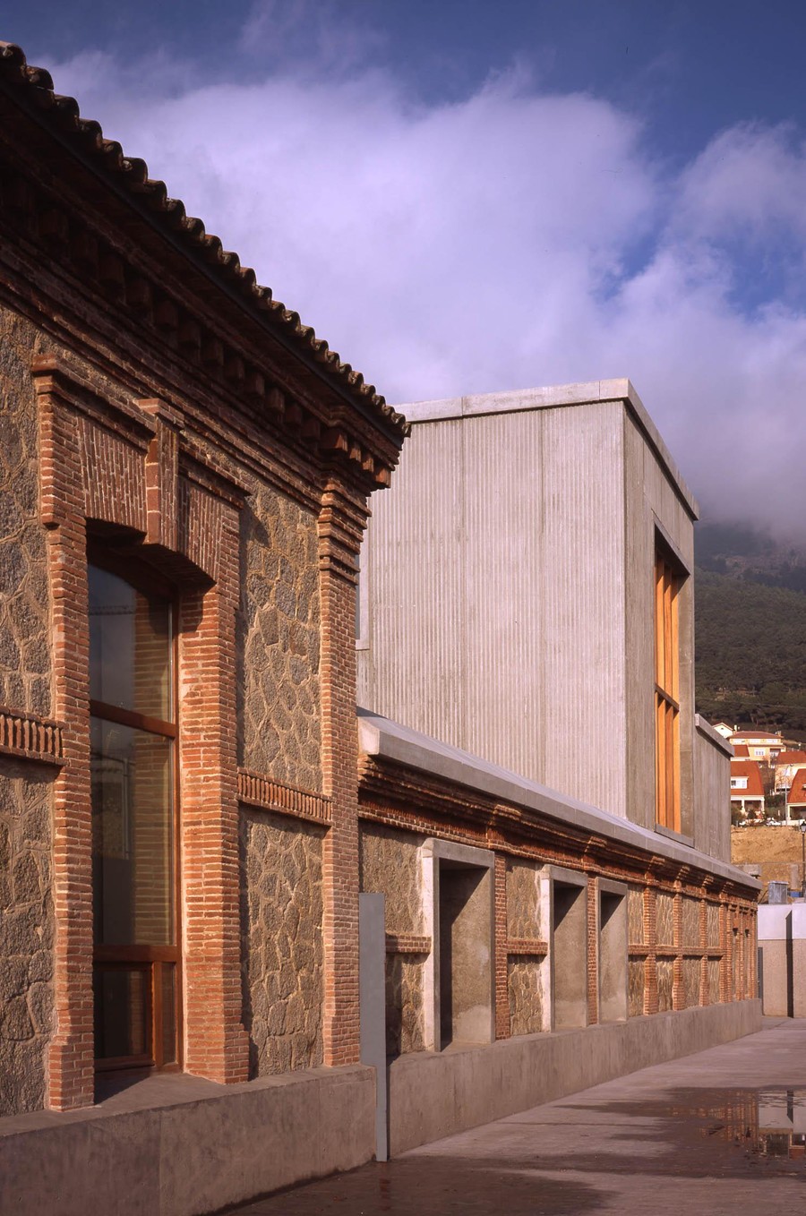 ESCUELA DE MÚSICA Y BIBLIOTECA
